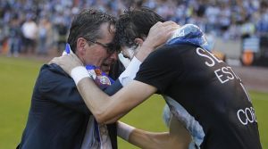 Fernando Vázquez se abraza a Lux en el ascenso con el Deportivo | Foto: MARCA