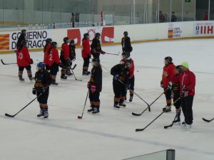 La selección española femenina de hockey hielo en uno de sus entrenamientos previos al mundial | Foto: FEDH