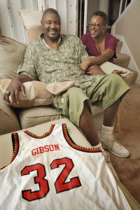 Larry Gibson junto a su mujer y la camiseta de Maryland | Foto: Baltimore Sun