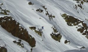 Sam Smoothy y Drew Tabke con Ruth Frutos entre ellos Ruth Frutos vuela durante un tramo del descenso. Foto: Juanjo Frutos