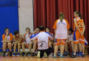 Entrenador y jugadoras repasan la táctica antes del partido | Foto: CB Jaca