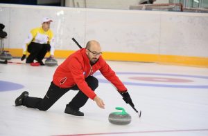 Integrante del equipo de Curling del CH Jaca practicando su deporte | Foto: CH Jaca