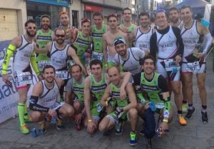 Foto de familia de los participantes masculinos de ambos clubes | Foto: FATRI