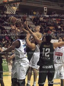 Huskic peleando un rebote frente a Palencia | Foto: C.Pascual