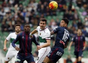 Jesús Valentín pelea un balón de cabeza | Foto: LFP