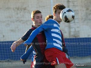 Blasco en una disputa de balón con un rival | Foto: C.Pascual