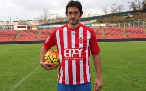 Lekic, posa con la camiseta del Girona | Foto: Diario Sport.