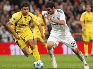 Iñigo López disputa un balón con Higuaín en el Bernabéu | Foto: Libertad Digital