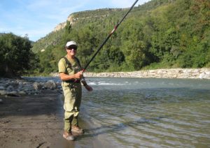 Julian Vergara, de GMS, pescando a cebo natural en el coto de Santaliestra.