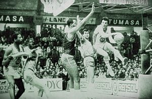 Wallace Bryant obstaculizando a Quim Costa | Foto: huescabasket