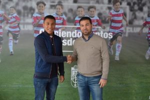 Machís posando junto con Juan Carlos Cordero, director deportivo del Granada, momentos después de firmar su renovación | Foto: Granada CF