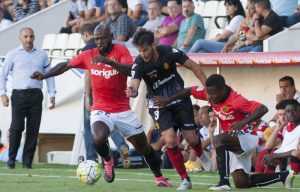 Joan Oriol pua un balón en el Nou Estadi | Foto: elpuntaviu.cat