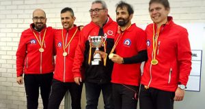 El equipo jacetano campeón de España levanta el trofeo junto al presidente del club, Foto: http://www.fedhielo.com/