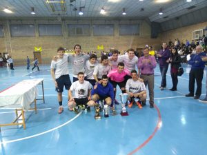 Pirineos posa con el trofeo del Torneo Ciudad de Sabiñánigo | Foto: 