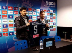 Juan Aguilera, posando con su nueva camiseta en su presentación | Foto: @Castresana7