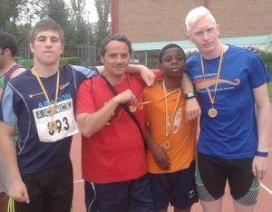 Grupo de los medallistas del año pasado: David Plou, el entrenador Casimiro Martínez, Winsdom Ikhiuwu y Diego Sancho.