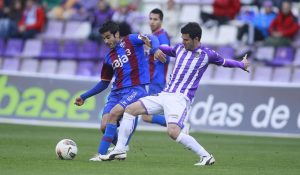 Sastre lucha por un balón en el José Zorrilla | Foto: elnortedecastilla.es