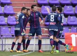 Los jugadores del Huesca celebran el gol de Machís en Valladolid | Foto: LFP