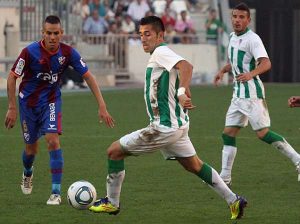 Manu Molina mira atentamente a Charles en el duelo copero de 2011 | Foto: Marca