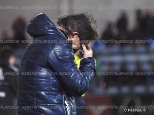 Anquela se lamenta durante una acción del partido / Foto: C.Pascual