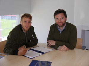 Samu ha firmado hoy su nuevo contrato | Foto: SD Huesca