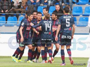 Los jugadores del Huesca celebran el primer gol de Christian Fernández contra el Nástic | Foto: Carlos Pascual