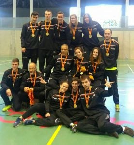 Equipo, cuerpo técnico y delegados con la medalla al cuello. Foto: CB Huesca 