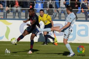 Bambock ante la Llagostera en El Alcoraz | Foto: LFP