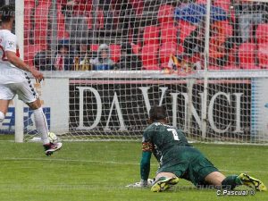 Momento en el que Alexander González logra el 2-0 ante el Nàstic | Foto: C.Pascual