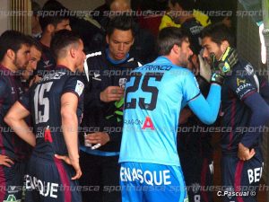 Leo Franco arengando a los suyos en el encuentro frente al Almería | Foto: C.Pascual