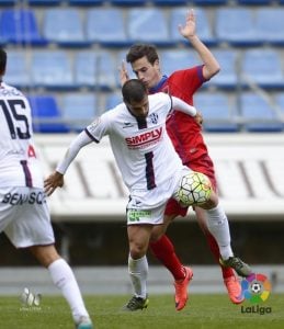 Fran Mérida protege un balón frente a Íñigo Pérez | Foto: lfp.es