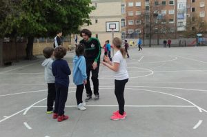 Imagen durante una de las actividades con los escolares | Foto: CB Peñas Huesca