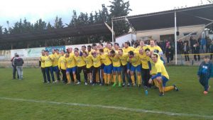 Imagen de la celebración del ascenso tras el partido. | Foto: Twitter - @cdrobres