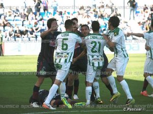 Hubo constantes interrupciones durante el Huesca - Córdoba | Foto: C.Pascual