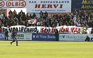 La pancarta con la que salieron los jugadores del Rayo Vallecano al césped de El Alcoraz fue portada luego por los propios aficionados rayistas desplazados a Huesca | Foto: Marca
