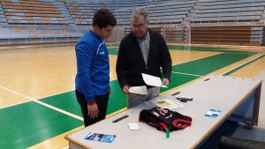 El directivo Fernando Udina muestra a Broto los papeles de la ficha para jugar en Asobal. Foto: I.V.