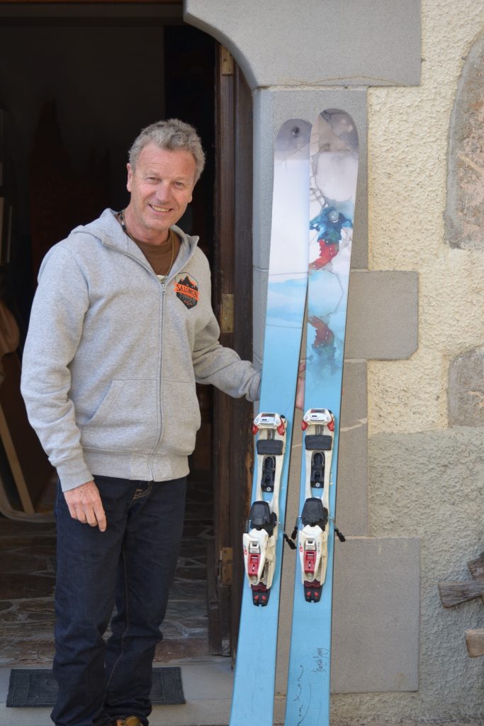 Ricardo Montoro, a las puertas de su casa en Tramacastilla de Tena, con unos esquís pintados por él. Foto: I. V.