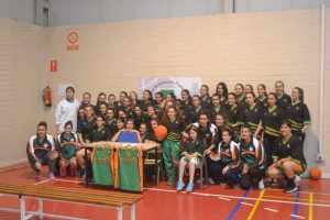 En la imagen, buena parte de las jugadoras que conforman el CBF. A la izquierda, Toño Luna. Foto: I. V.