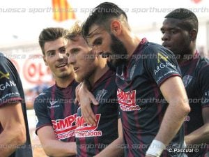 Los futbolistas del Huesca celebran el tanto de Samu / Foto: C.Pascual