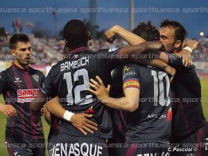 Alegría de los jugadores del Huesca  tras el tercer gol / Foto: C.Pascual