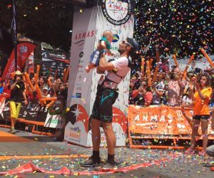 Luis Alberto, con su hijo Martín en brazos. Foto: Transvulcania