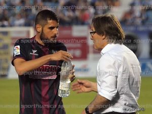 Anquela le da instrucciones a Fran Mérida en Butarque | Foto: C.Pascual