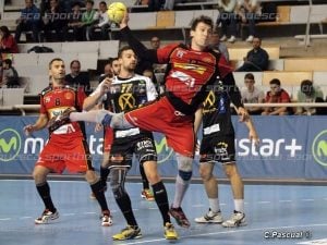 Eloy gana la posición y se dispone a lanzar en el partido contra Puente Genil. Foto: Carlos Pascual