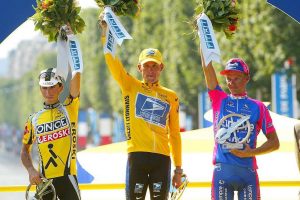 Joseba Beloki junto a Lance Armstrong y Rimondas Rumsas en el Tour de 2002 | MARCA