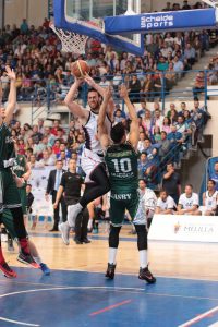 Daniel Bordignon defendiendo a Pablo Almazán | Foto: CB Melilla