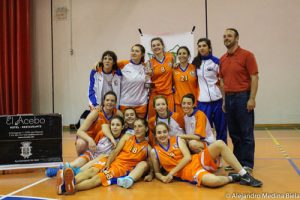 Las integrantes del Hotel Acebo Jaca con la copa de campeonas | Foto: Alejandro Medina