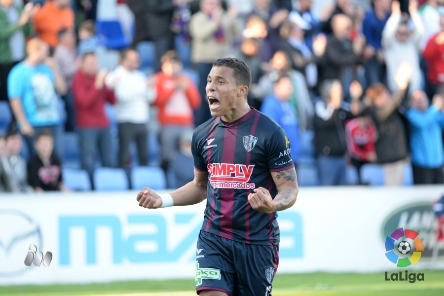 Darwin Machís celebra un gol con la SD Huesca | Foto: LFP