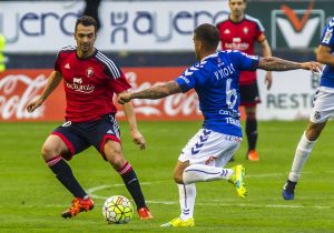 Miguel de las Cuevas presiona a Vitolo (Tenerife) | Foto: diariodenavarra.es