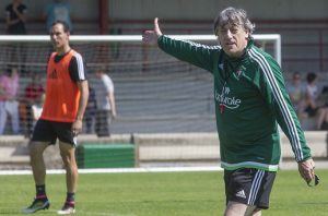 Enrique Martín dirige a su equipo en un entrenamiento | Foto: osasuna.es