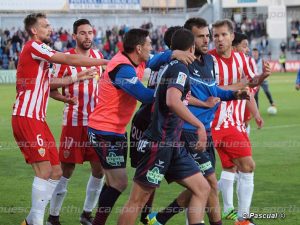 Los futbolistas del Almería fueron a por Alexander nada más acabar el partido | Foto: C.Pascual